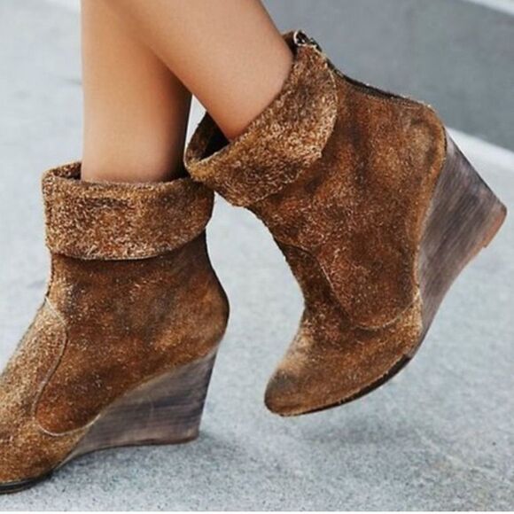 Free People Fuzzy Bombay Brown Suede Pointed Wedge Heel Ankle Booties DISTRESS - Picture 1 of 10